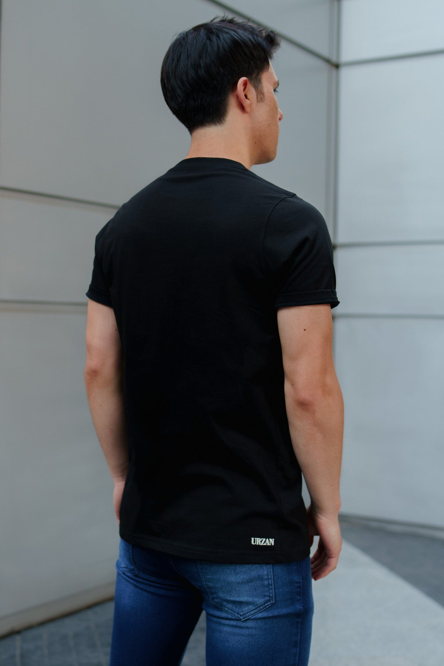POLERA URZAN ESSENTIALS NEGRA