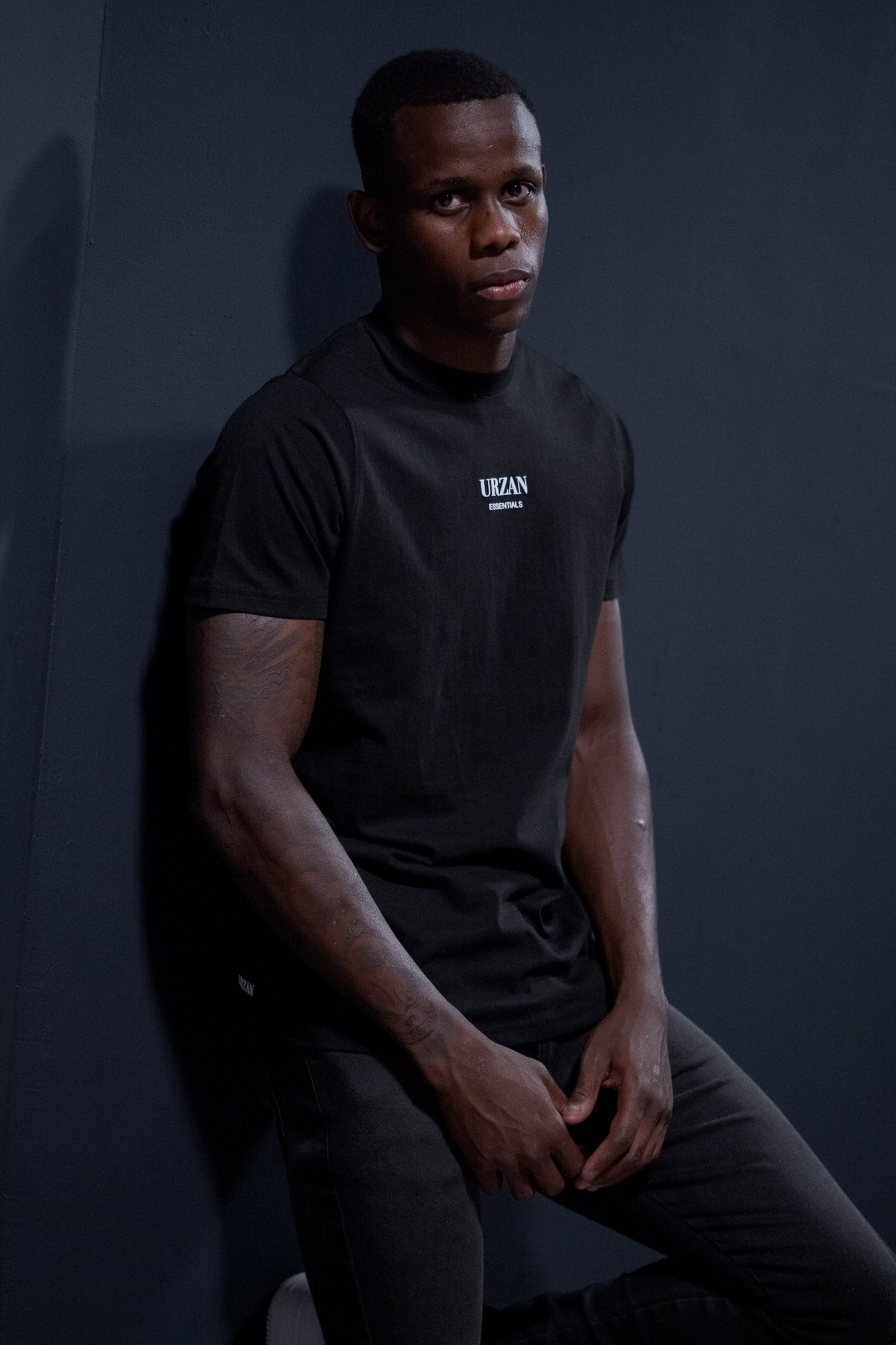 POLERA URZAN ESSENTIALS NEGRA
