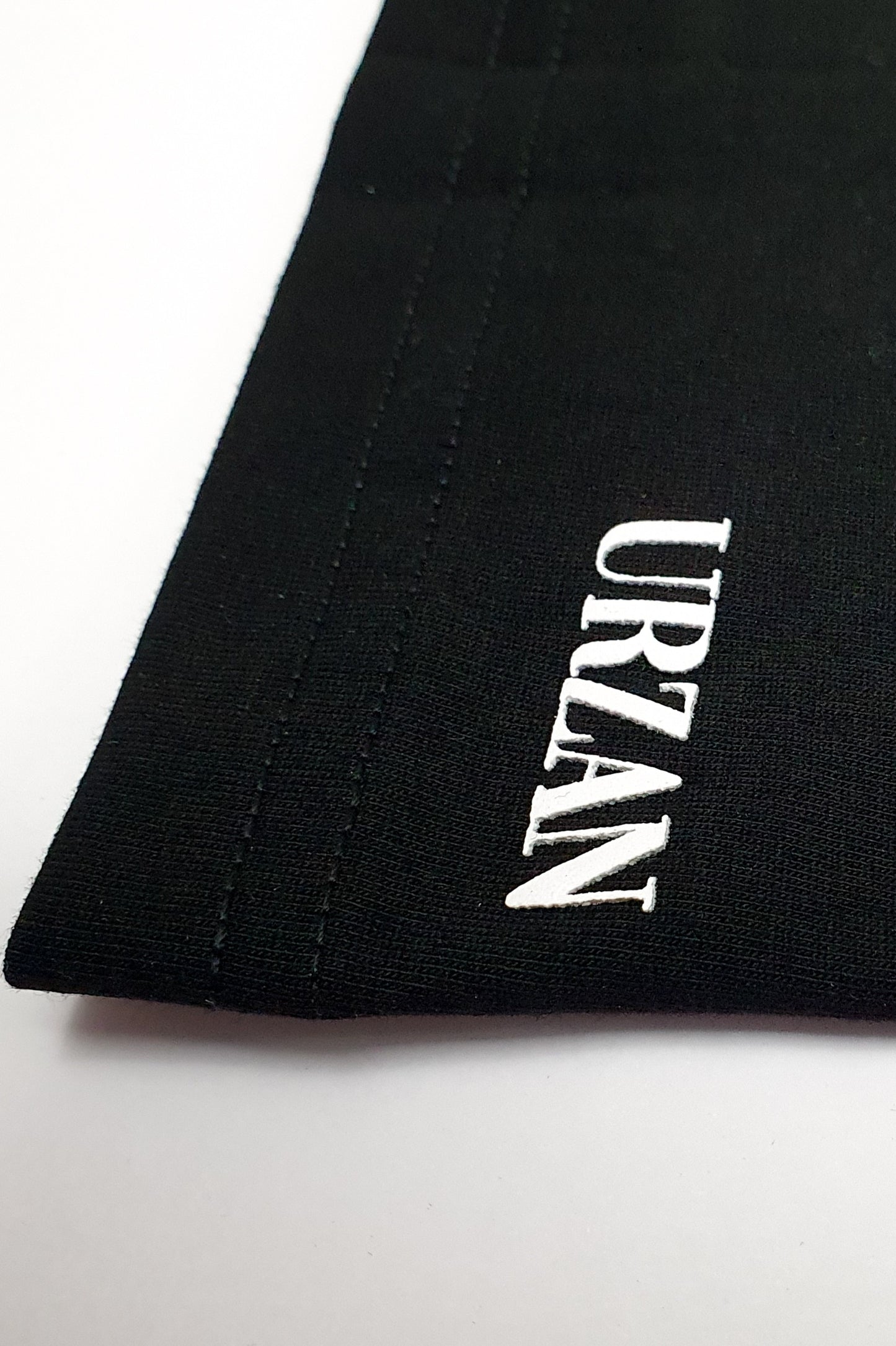 POLERA URZAN ESSENTIALS NEGRA